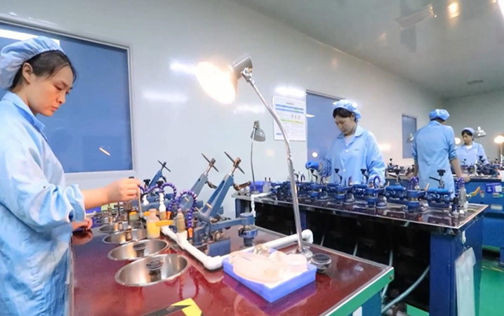 UM OPTICS工場の生産紹介動画